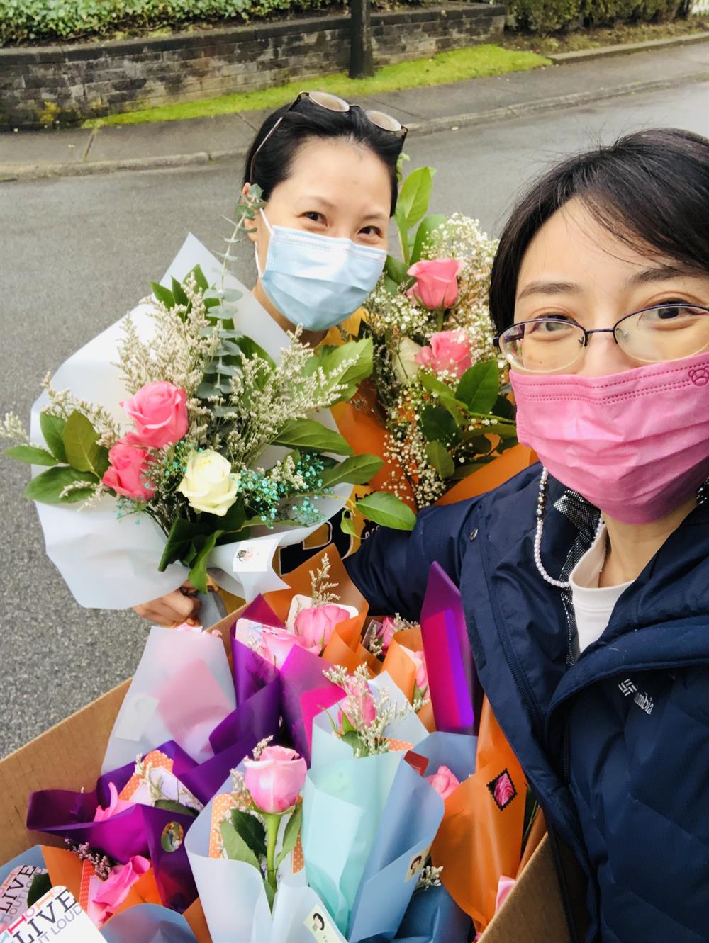 Jane Lee handing over the roses to Rachel, Caregiver Navigator of RCRG