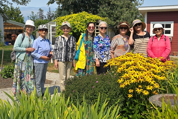 Richmond caregivers on a field trip to London Farm